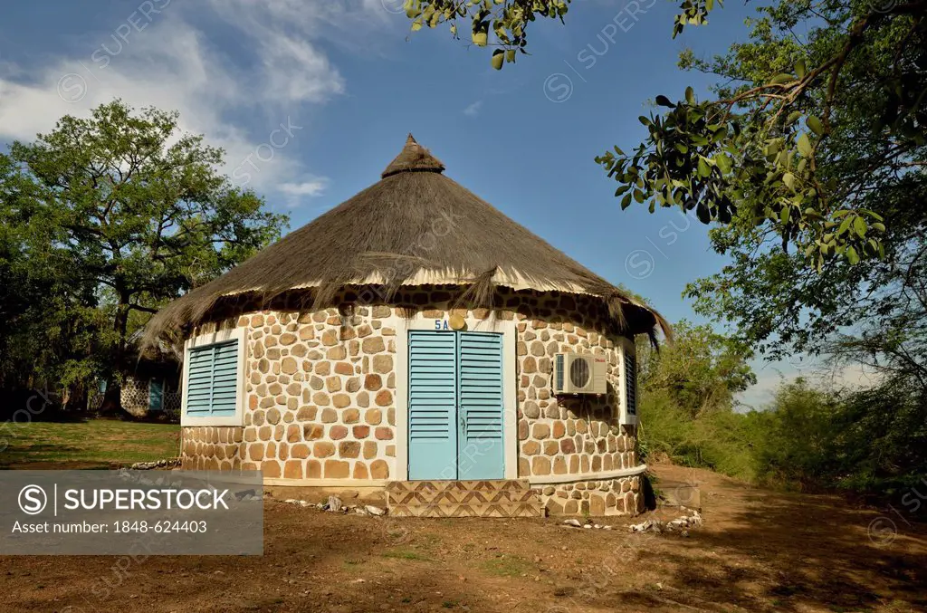 Round hut at the Benoué Lodge in the Parc National de la Benoué, Cameroon, Central Africa, Africa
