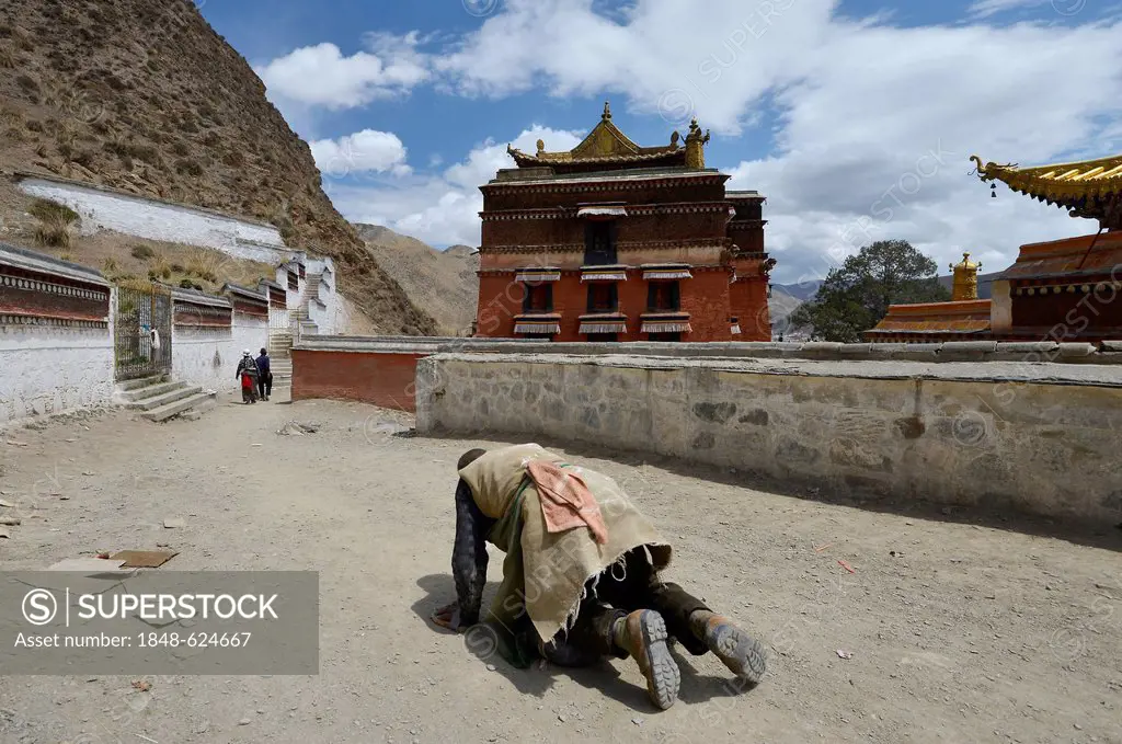 Tibetan Buddhism, prostration, Tibetan pilgrim, a Buddhist believer on the kora pilgrims' path, Labrang Monastery, Xiahe, Gansu, formerly known as Amd...