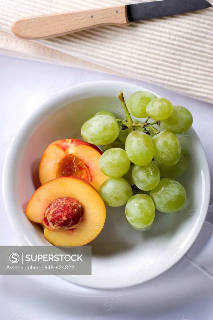 Nectarines and grapes in a bowl