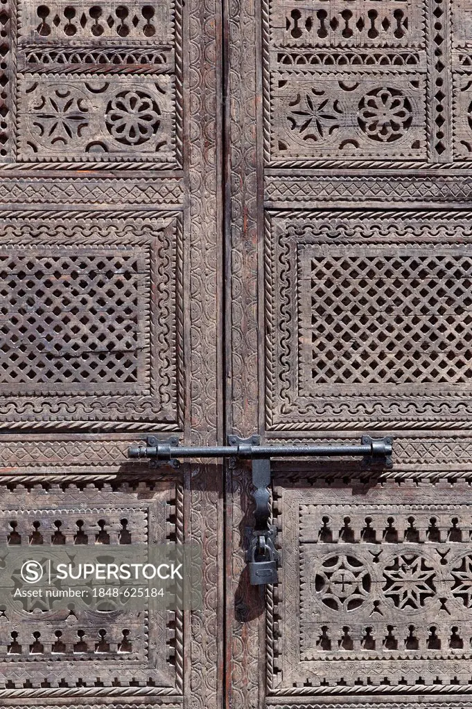 Latch on a closed wooden gate, Ouarzazate, Souss-Massa-Dra, Morocco, Maghreb, North Africa, Africa
