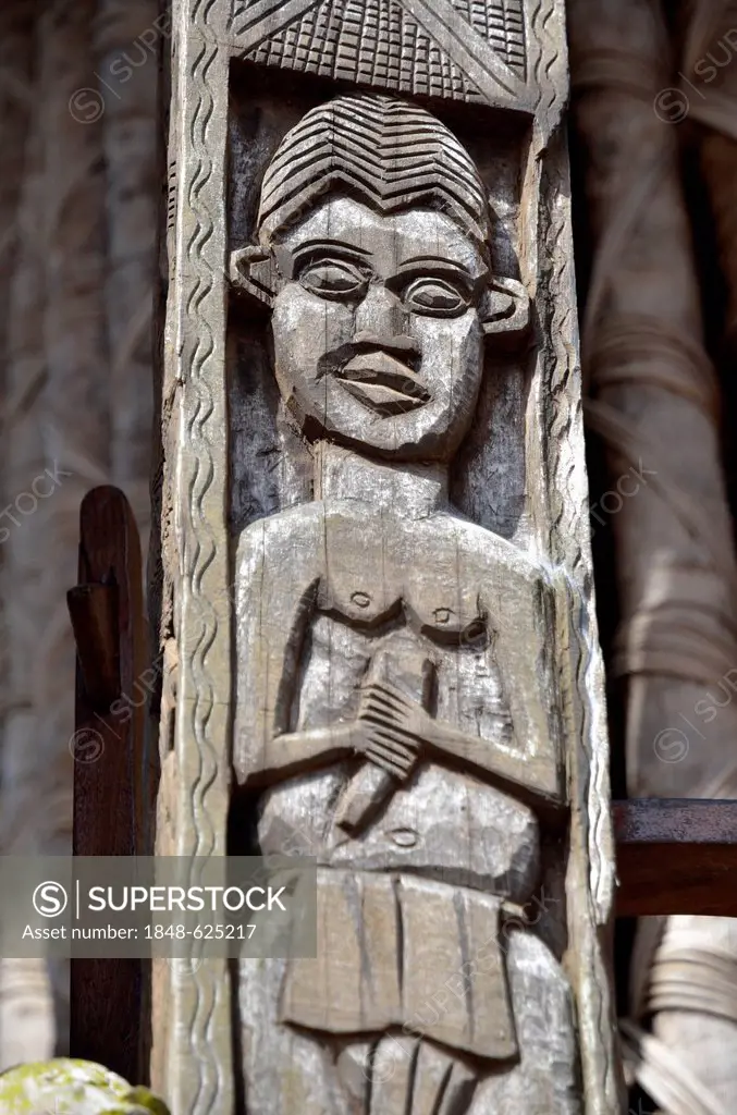 Wood relief on the central Achum sanctuary of the Palace of Bafut, one of the traditional kingdoms of Cameroon, near Bamenda, North West Cameroon, Cen...