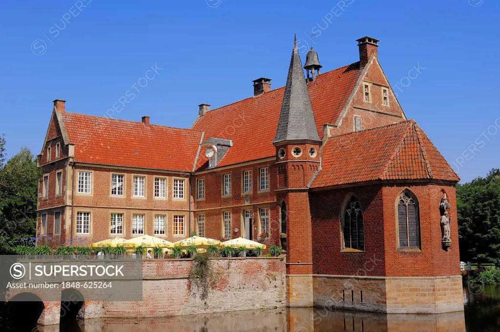 Huelshoff Castle, a moated castle, birthplace of the poet Annette von Droste-Huelshoff, Havixbeck, Muensterland region, North Rhine-Westphalia, German...