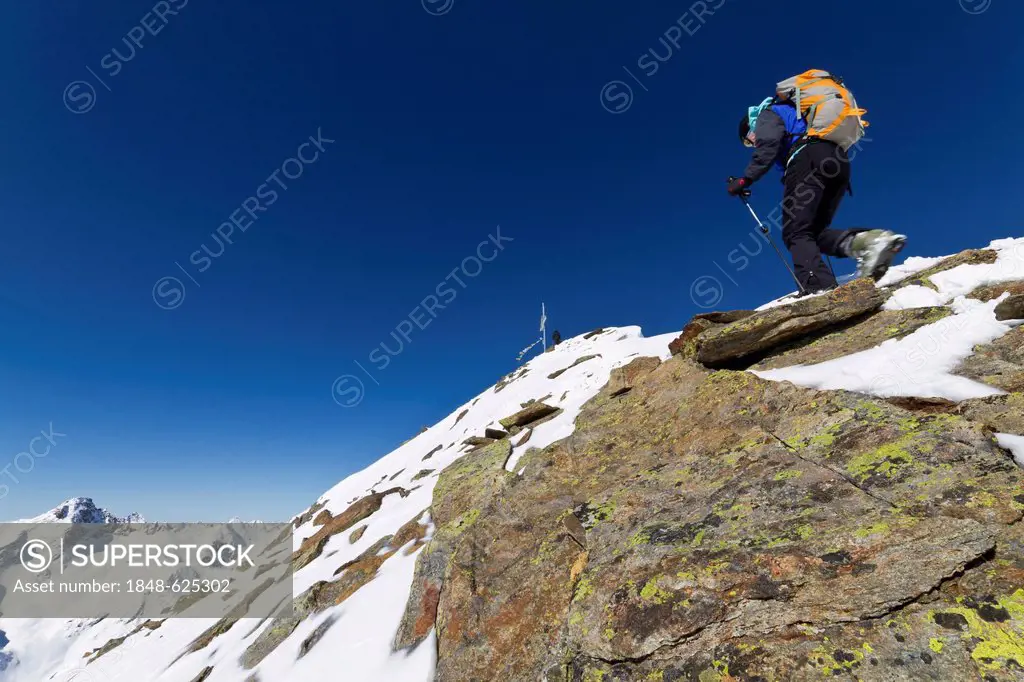 Mountaineer at the summit ridge of Mt Kraspesspitze, Kuehtai region, Sellrainer Mountains, Tyrol, Austria, Europe