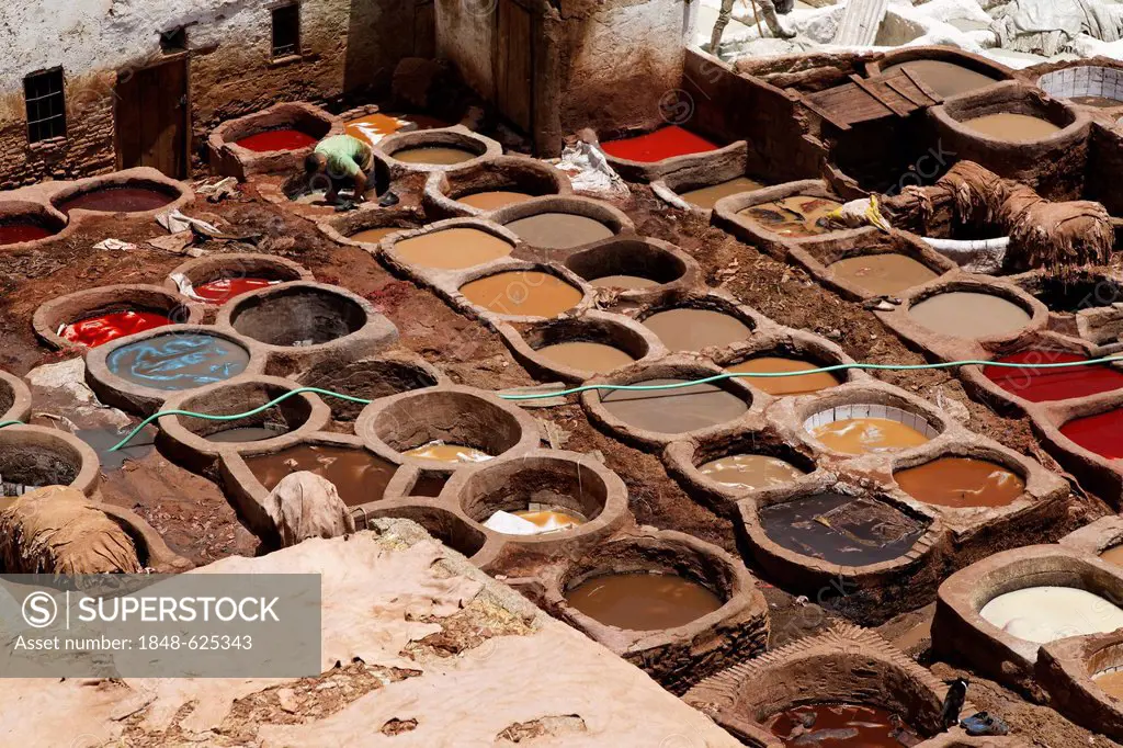Traditional tanneries and dyeing vats in Fes, Fez, Fès-Boulemane, Morocco, Maghreb, North Africa, Africa