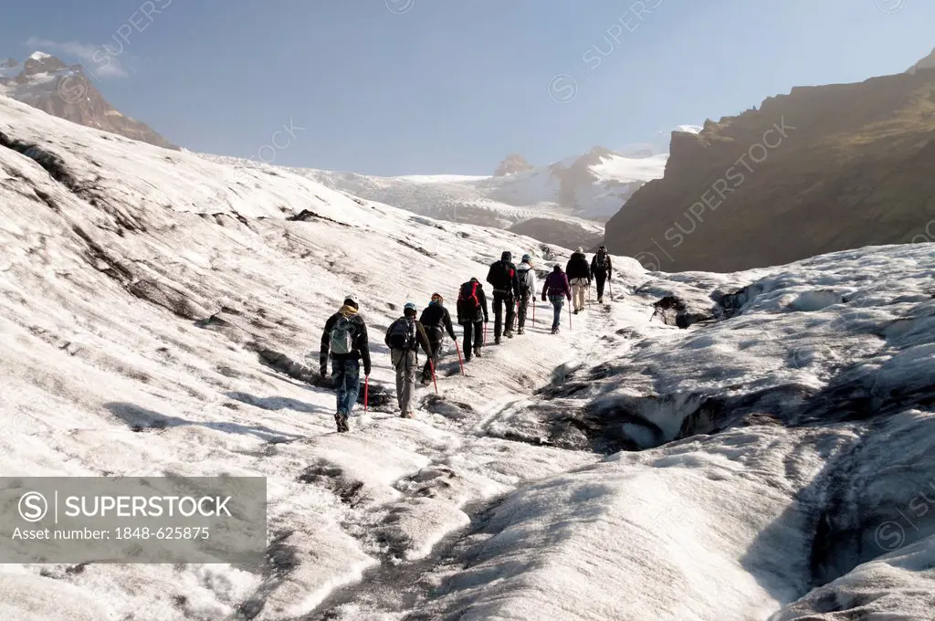 A group of hiking tourists, Svinafellsjoekull glacier tongue, Skaftafell National Park, Austurland, eastern Iceland, Iceland, Europe