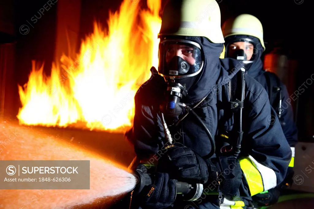 Firefighters training in a house fire, professional firefighters from the Berufsfeuerwehr Essen, Essen, North Rhine-Westphalia, Germany, Europe