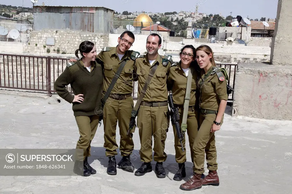 Soldiers, Dome of the Rock at back, Jerusalem, Yerushalayim, Israel, Middle East