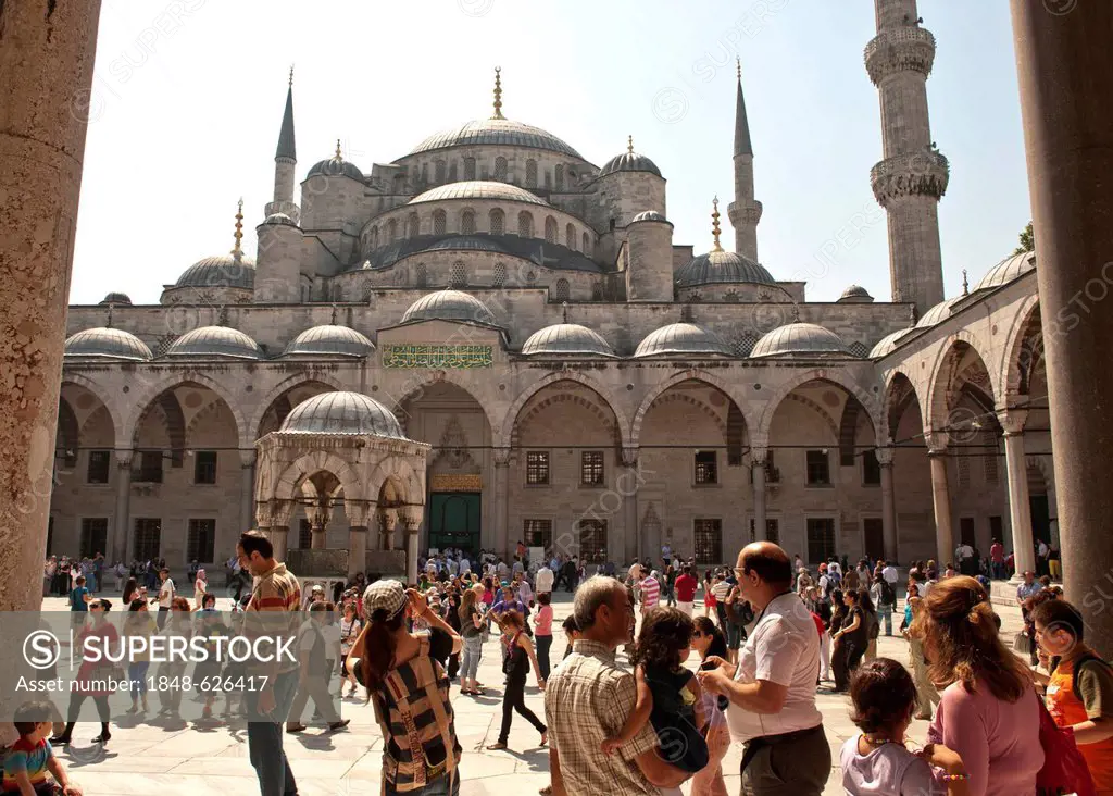 Tourist crowds in the courtyard of the Sultan Ahmet Mosque, Sultanahmet Camii, Blue Mosque, Istanbul, Turkey