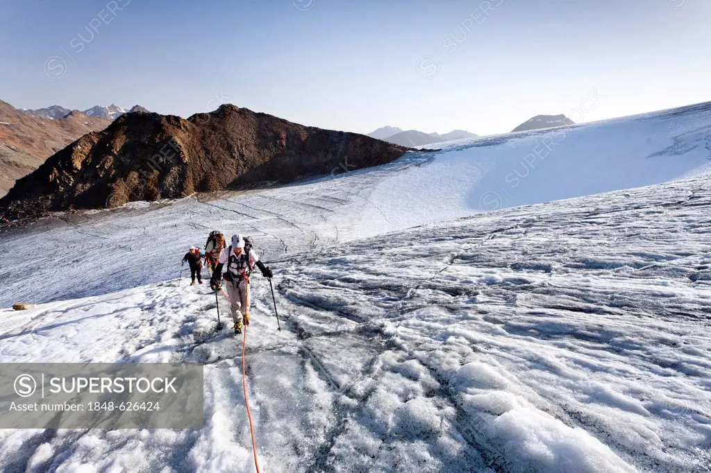 Hikers during the ascent to the peak of Similaun mountain, on Niederjochferner glacier in the Schnalstal valley above the Fernagt reservoir, Marzellka...