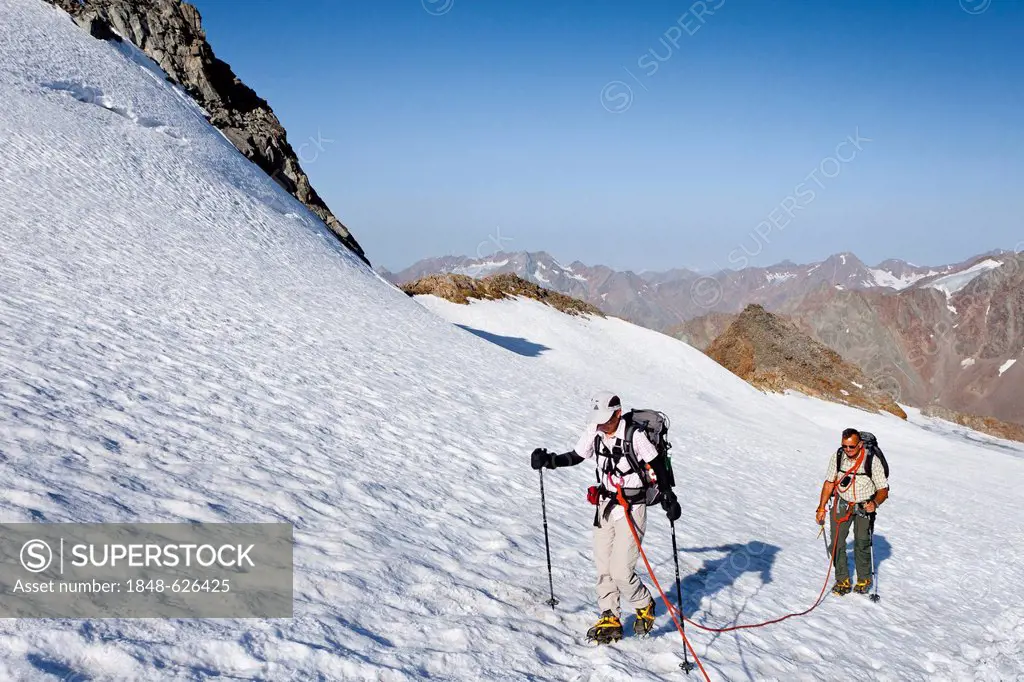 Hikers during the ascent to the peak of Similaun mountain, on Niederjochferner glacier in the Schnalstal valley above the Fernagt reservoir, Grosser K...