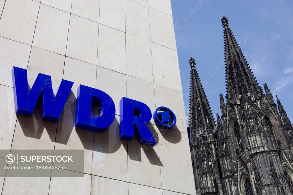 Logo, Westdeutscher Rundfunk, WDR, West German Broadcasting, in front of Koelner Dom, Cologne Cathedral, Wallrafplatz square, Cologne, Rhineland regio...