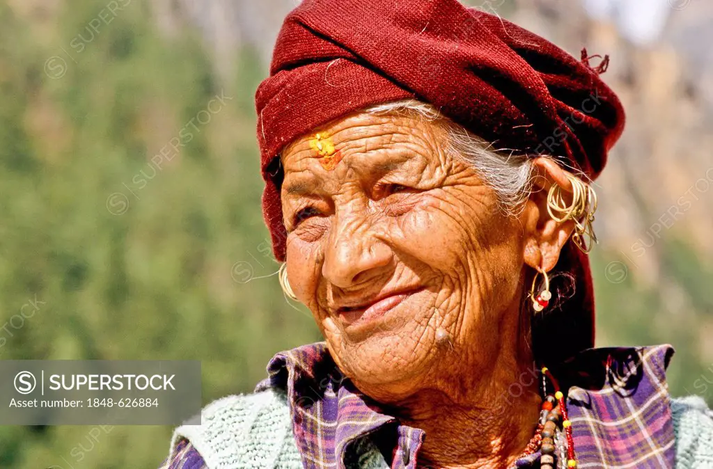 Portrait of an old woman, visiting the temple of Gangotri as a pilgrim, Uttaranchal, India, Asia