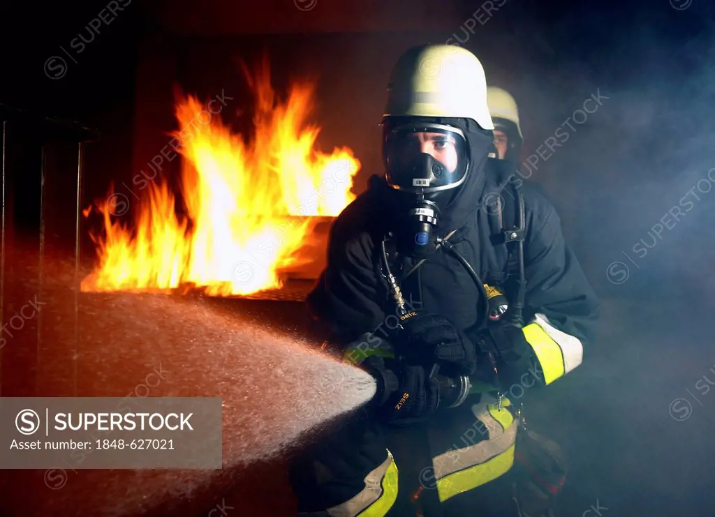 Firefighters training in a house fire, professional firefighters from the Berufsfeuerwehr Essen, Essen, North Rhine-Westphalia, Germany, Europe