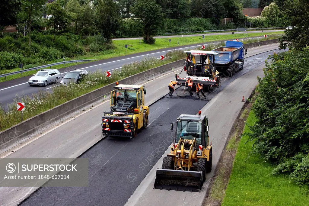 Applying a new asphalt surface, silent tarmac, porous asphalt, noise-absorbing road surface, highway A40 or Ruhrschnellweg, Muelheim an der Ruhr, Nort...