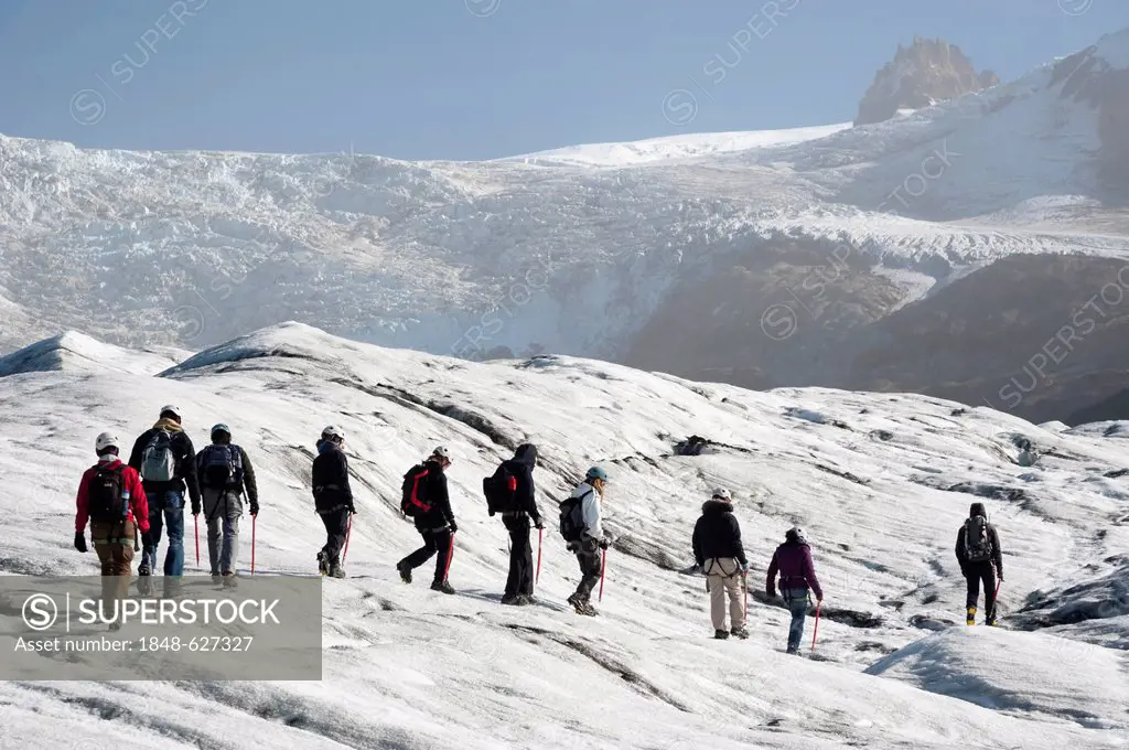 A group of hiking tourists, Svinafellsjoekull glacier tongue, Skaftafell National Park, Austurland, eastern Iceland, Iceland, Europe