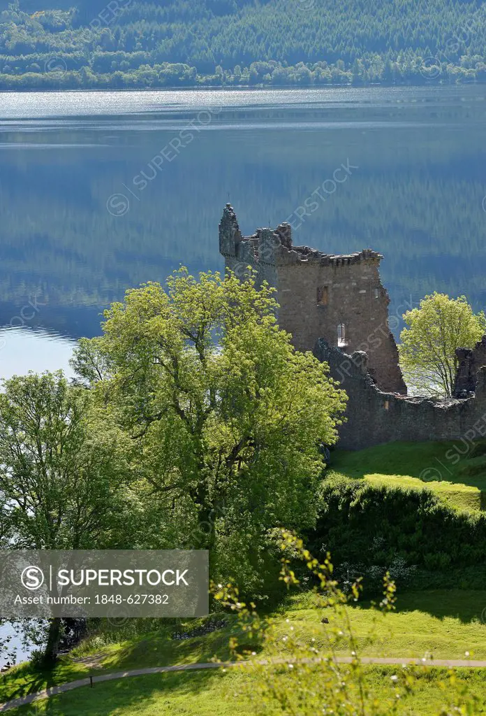 Urquart Castle, castle ruins at Loch Ness, near Inverness, Scotland, United Kingdom, Europe