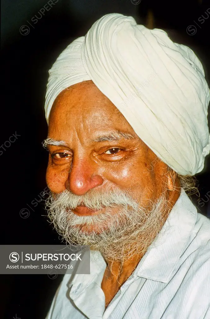 Sikh wearing turban, portrait, Amritsar, India, Asia