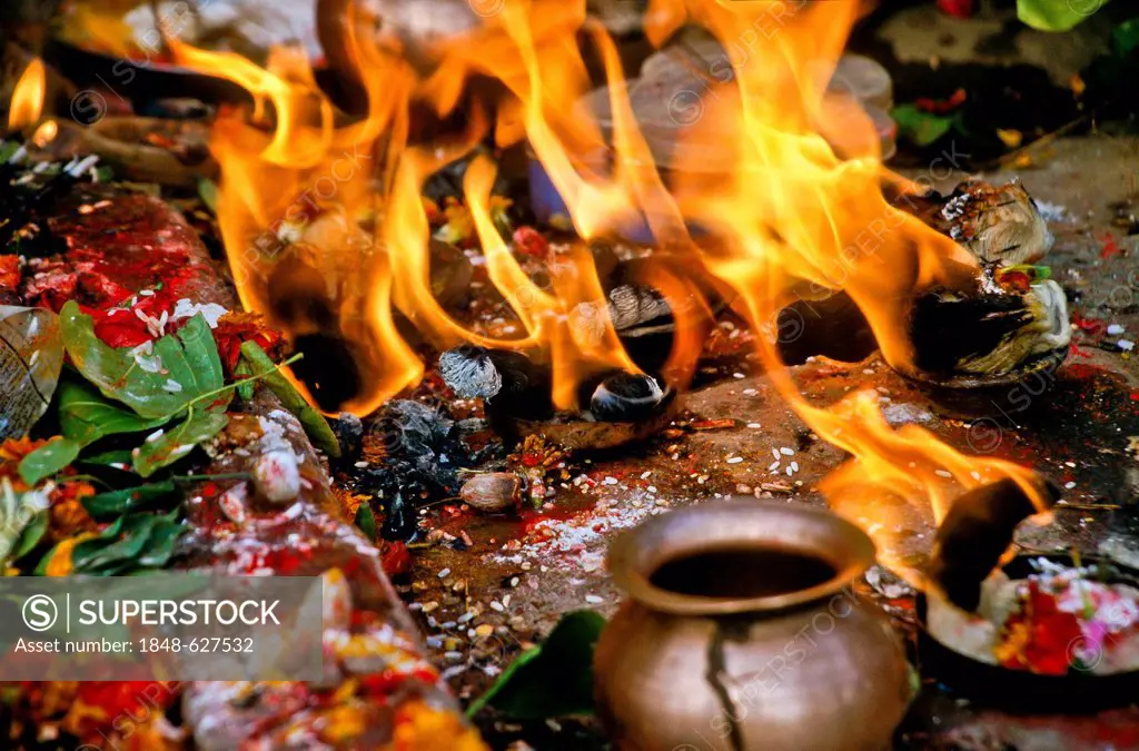 Religious ceremony including fire, Omkareshwar, India, Asia