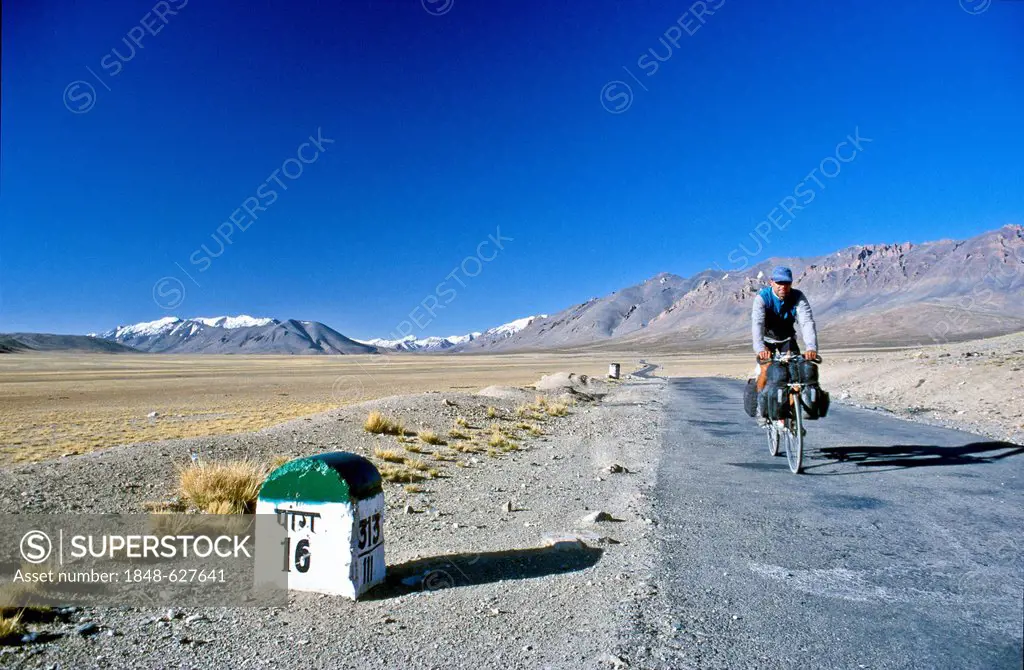 Cyclist cycling on the 4, 200 m high Changtang plateau towards Leh, Changtang, India, Asia