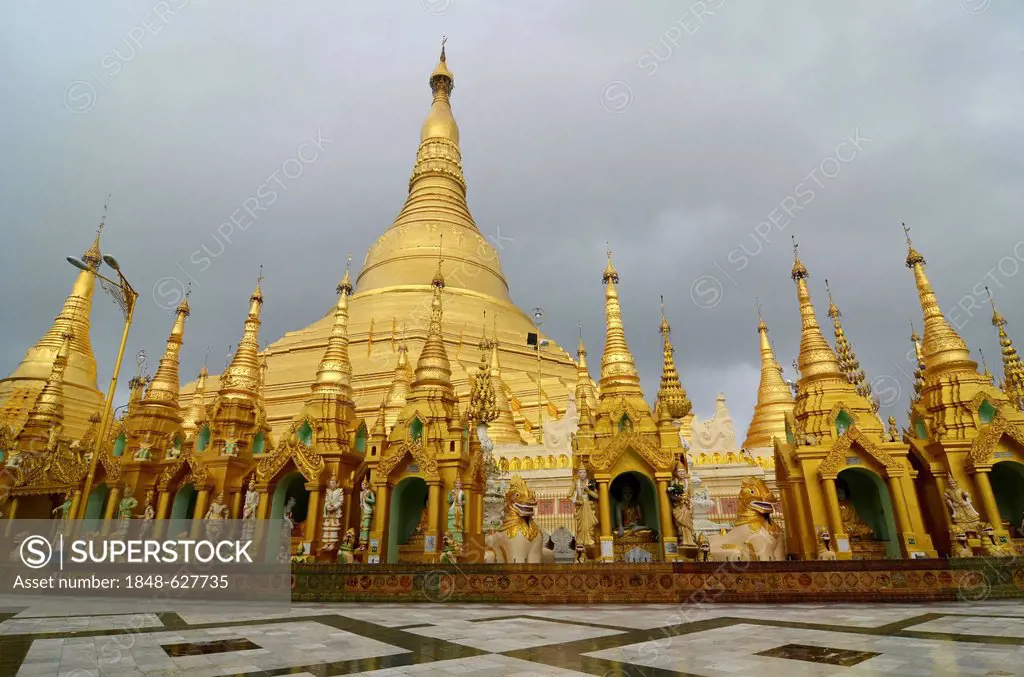 Golden Shwedagon Pagoda, Yangon, Rangoon, Myanmar, Burma, Southeast Asia, Asia