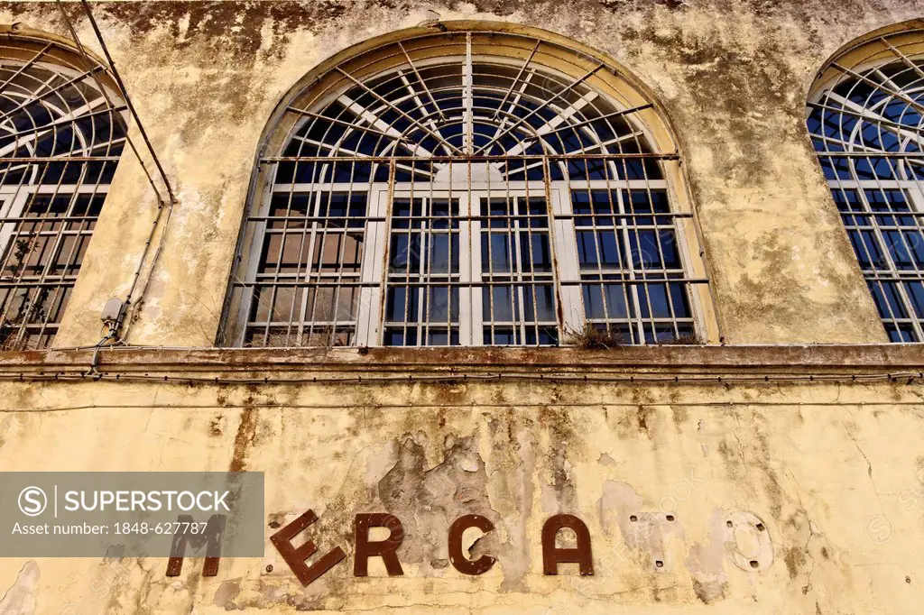 Old facade of a closed Italian super market, Mercato, Portoferraio, Elba, Tuscany, Italy, Europe