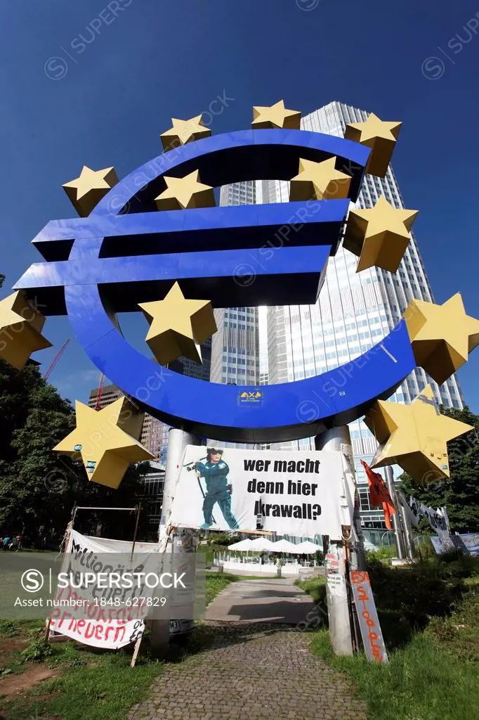 Euro sculpture and banners of the Occupy movement, European Central Bank, ECB, Frankfurt am Main, Hesse, Germany, Europe