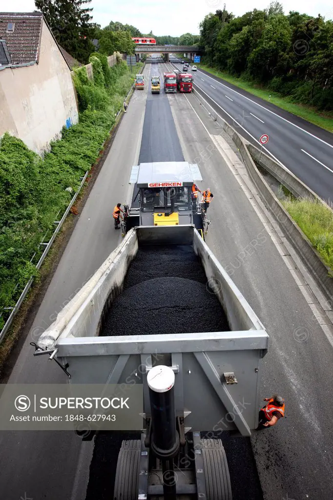 Applying a new asphalt surface, silent tarmac, porous asphalt, noise-absorbing road surface, highway A40 or Ruhrschnellweg, Muelheim an der Ruhr, Nort...