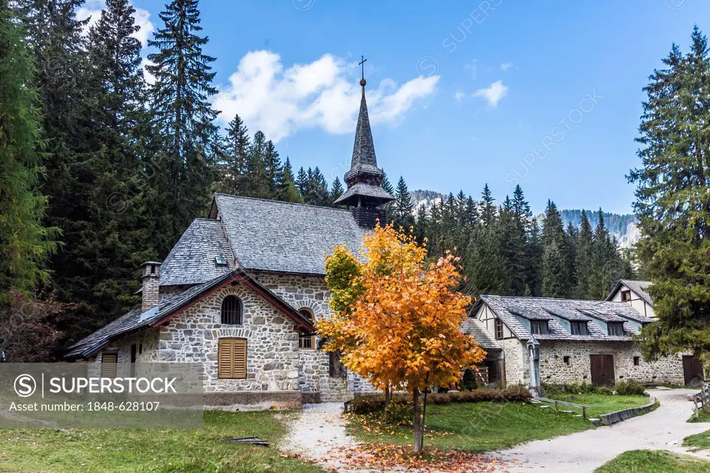 Chapel on lake Pragser Wildsee, lake Lago di Braies, Pragser Tal valley, Prags, Dolomites, province of Bolzano-Bozen, Dolomites, Italy, Europe