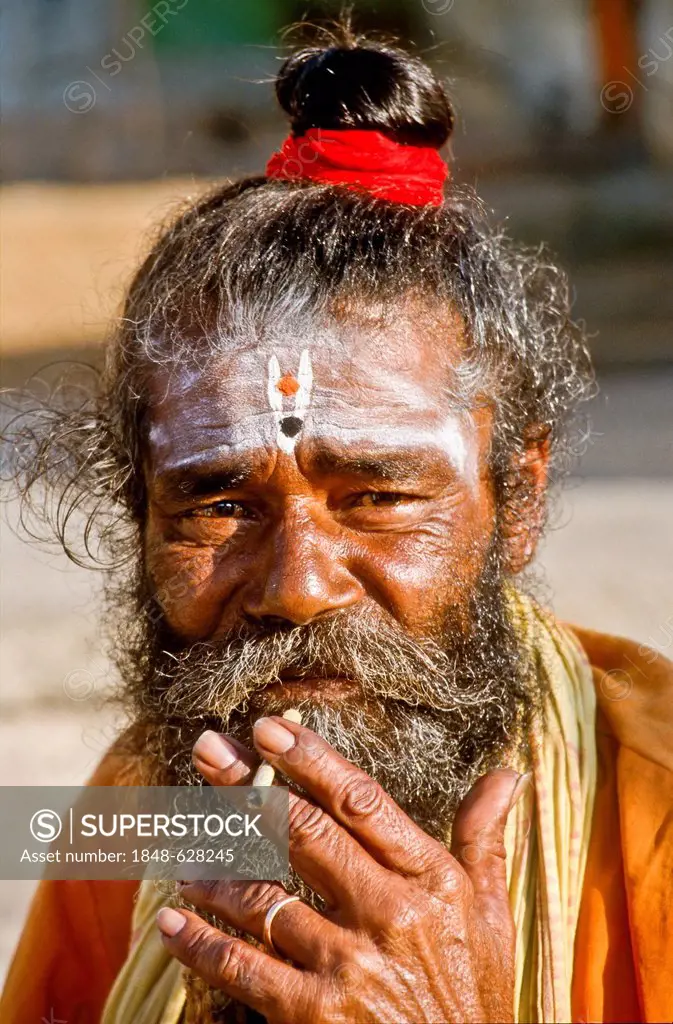 Portrait of a Sadhu, holy man, Mt. Abu, India, Asia