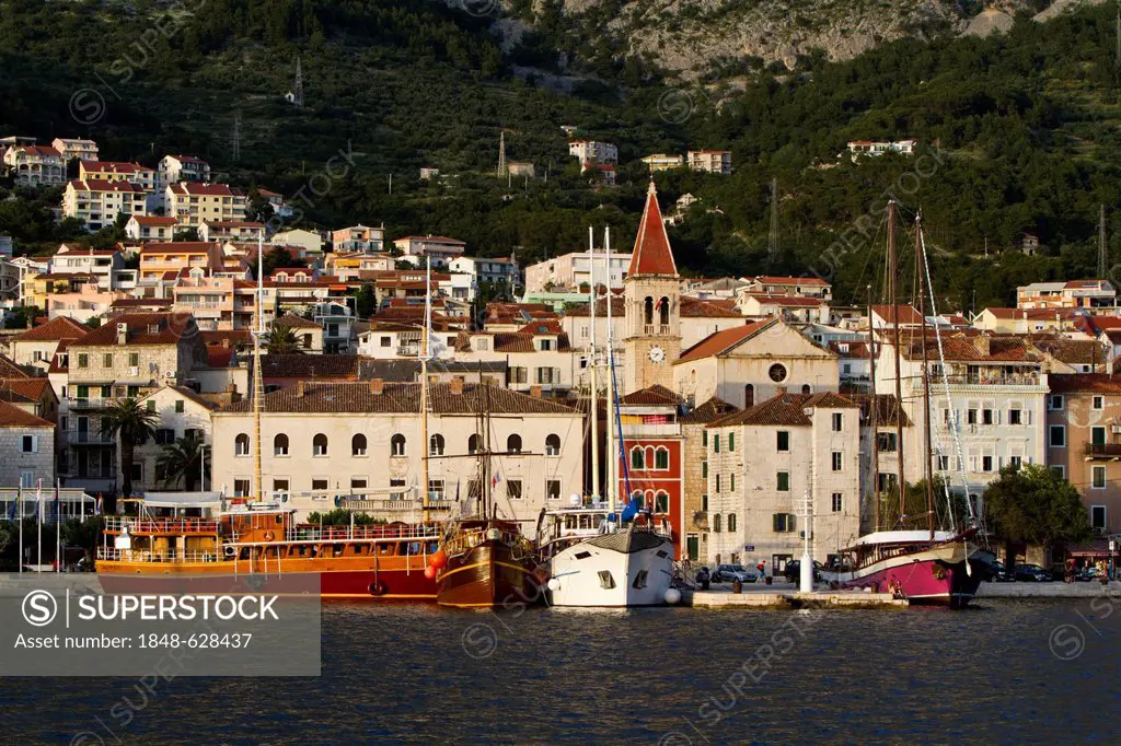 Harbour and view of Makarska with St Mark's Church, Makarska Riviera, Dalmatia, Croatia, Europe