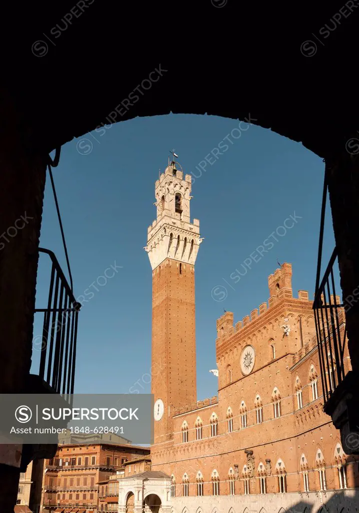 Palazzo Pubblico, Town Hall, with Torre del Mangia at Piazza del Campo, Siena, Tuscany, Italy, Europa