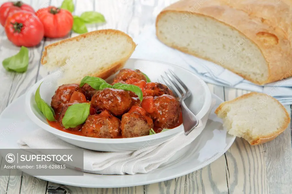 Meatballs in tomato sauce, with white bread