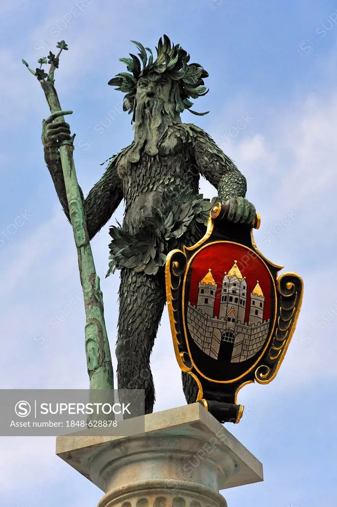 Wild Man fountain, figure made of sheet copper in 1620, with the coat of arms of Salzburg, Max-Reinhardt-Platz square, Salzburg, Salzburg province, Au...