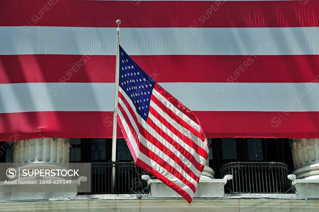 Facade of the New York Stock Exchange with an US-American national flag, Wall Street, Financial district, Manhattan, New York, USA, North America, Pub...