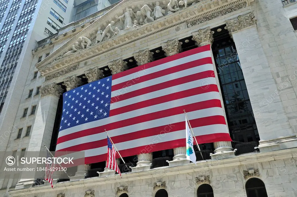Facade of the New York Stock Exchange with an US-American national flag, Wall Street, Financial district, Manhattan, New York, USA, North America, Pub...