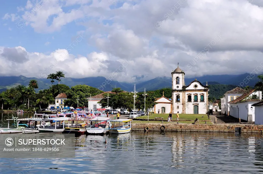 Fishing harbour and the church of Santa Rita, Paraty or Parati, Costa Verde, State of Rio de Janeiro, Brazil, South America