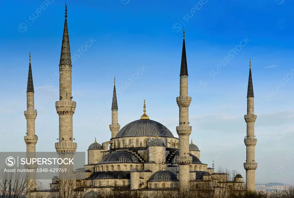 Minarets and domes of the Sultan Ahmed Mosque or Blue Mosque, Sultanahmet, historic district, a UNESCO World Heritage Site, Istanbul, Turkey, Europe, ...