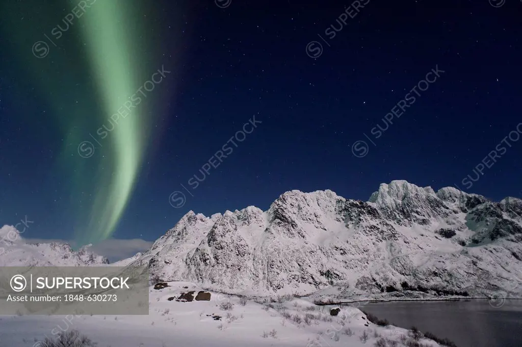 Northern lights, aurora borealis, Austnesfjorden, above the valley of Rørdhopskardet between Mount Geitgallien, left, and Mount Langstrandtindan, righ...