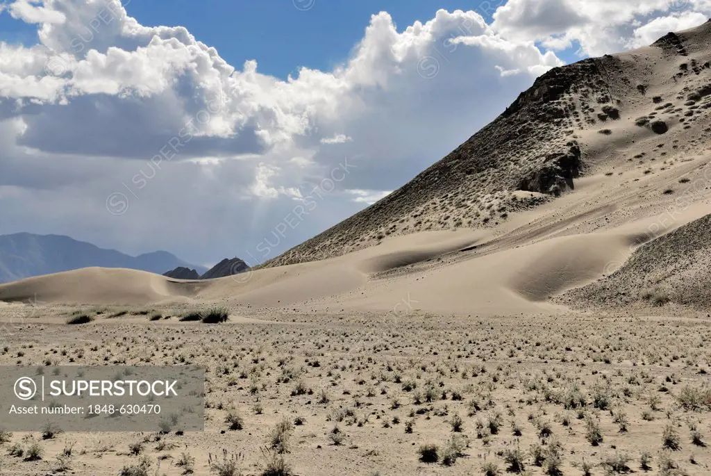 Mountains and sand dunes between Trakduka and Gyantse, Gyangze, Tibet, China, Asia