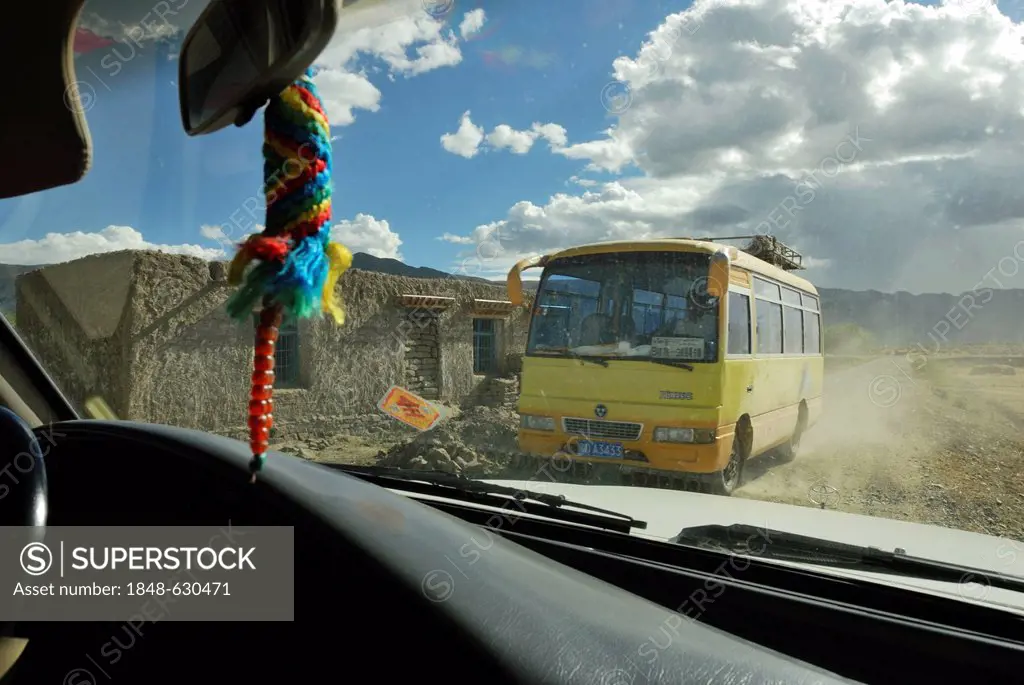View from the jeep, road between Gyantse and Trakduka, Gyangze, Tibet, China, Asia
