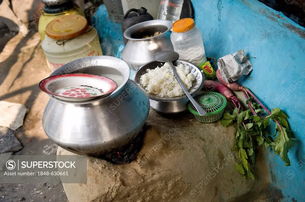 Cooking site, cooking utensils, food, slum hut, Shibpur district, Haora or Howrah, Calcutta, Kolkata, West Bengal, India, Asia