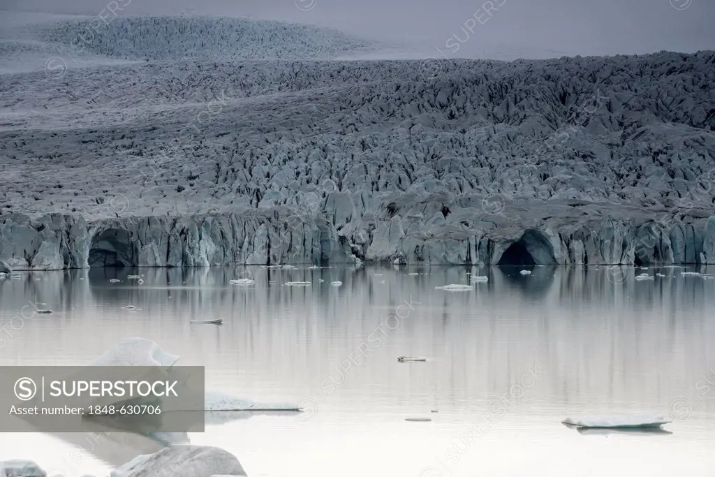 Icebergs, glacier tongue, Breiðárlón glacial lagoon, Vatnajokull glacier, Austurland, a region in eastern Iceland, Iceland, Europe
