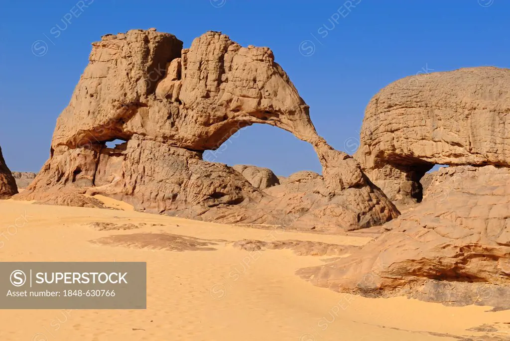 Natural arch, sandstone rock formation at Youf Ahakit, Tassili du Hoggar, Wilaya Tamanrasset, Sahara Desert, Algeria, North Africa