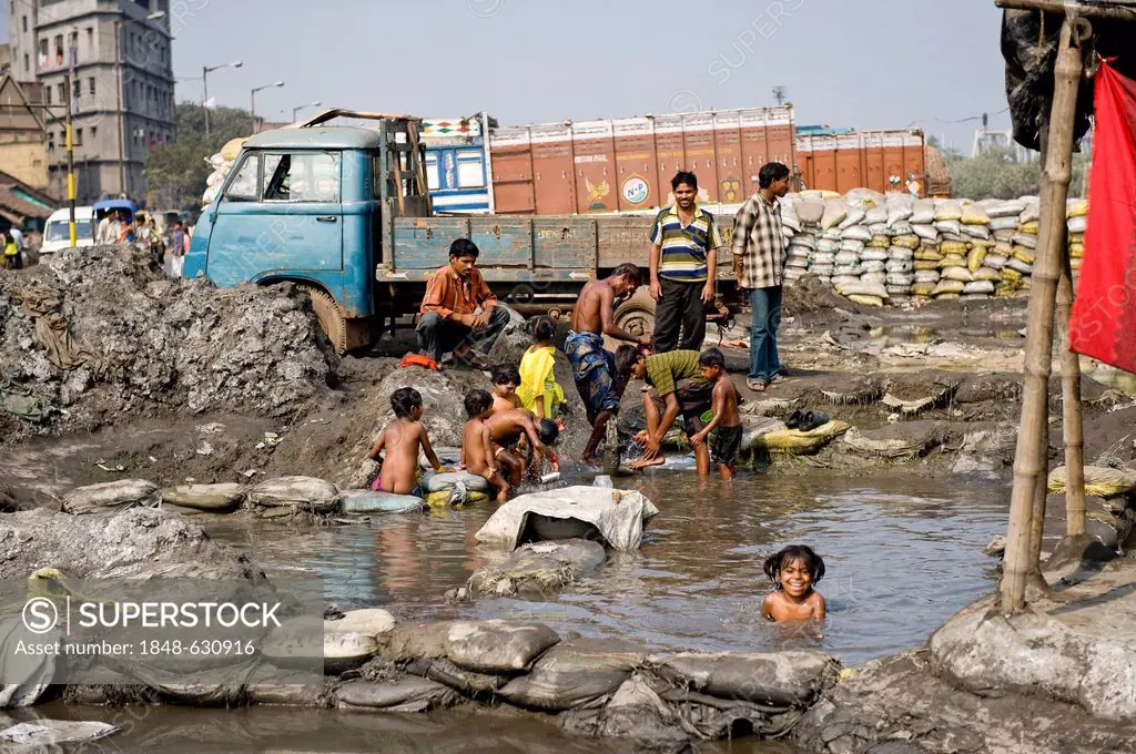 Children swimming and playing in water contaminated with heavy metals, Shibpur district, Haora or Howrah, Calcutta, Kolkata, West Bengal, India, Asia