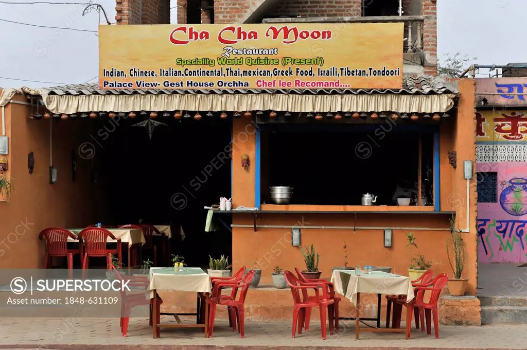 Cha Cha Moon restaurant, Orchha, Madhya Pradesh, North India, India, Asia