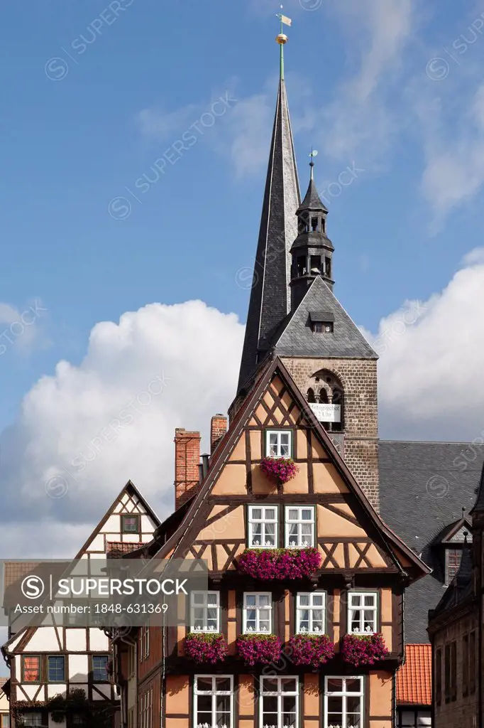 Market Church behind a half-timbered house in the historic town centre of Quedlinburg, UNESCO World Heritage Site, eastern Harz, Saxony-Anhalt, German...
