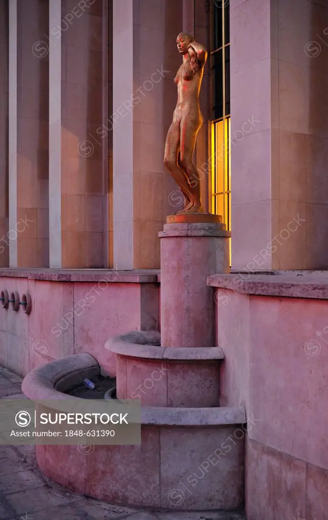 Golden statue, Museum Palais de Chaillot, Trocadéro, Paris, France, Europe