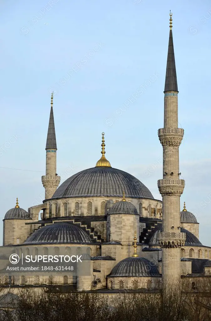 Minarets and domes of the Sultan Ahmed Mosque or Blue Mosque, Sultanahmet, historic district, a UNESCO World Heritage Site, Istanbul, Turkey, Europe, ...