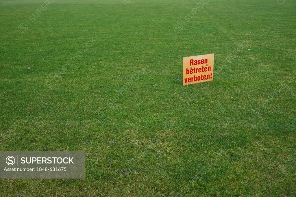 Sign in German, Rasen betreten verboten, Keep off the lawn