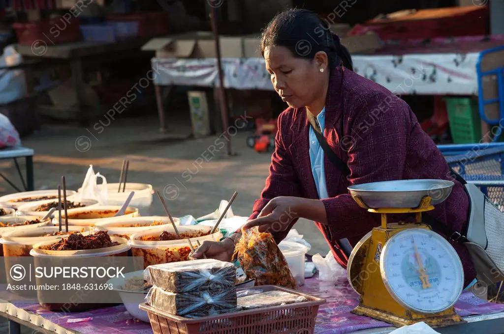 Vendor at a food stall, market, Bin Hin Taek or Therd Thai or Thoed Thai, Northern Thailand, Thailand, Asia